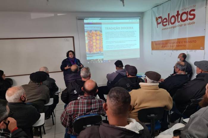 imagem: Taxistas participam de curso sobre história e turismo de Pelotas