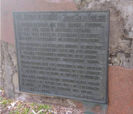 imagem: Placa é retirada de praça para evitar vandalismo