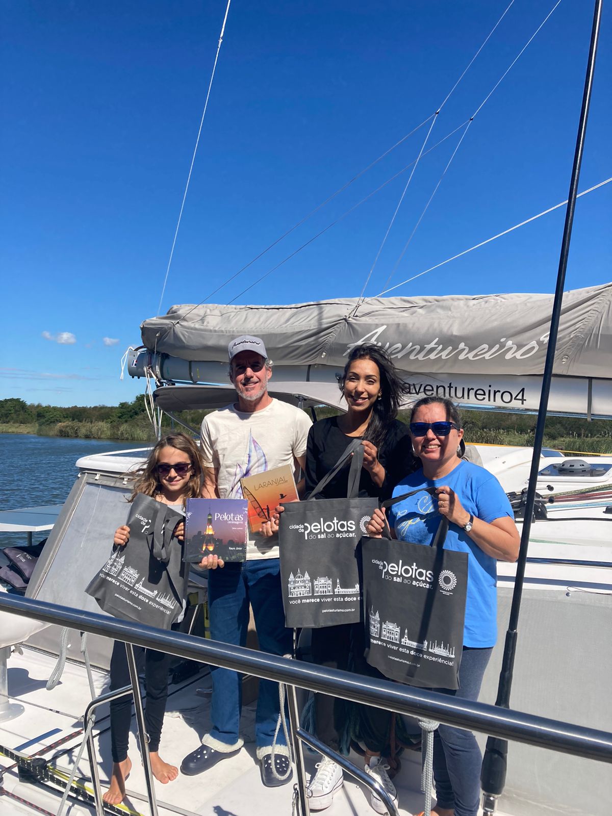 imagem: Família de Recife vem a Pelotas a bordo de um veleiro catamarã