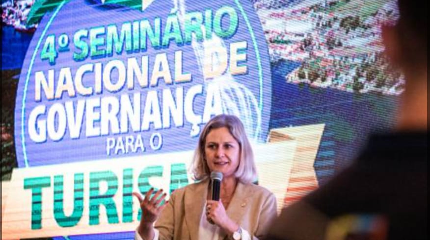 imagem: Paula discursa em seminário sobre Turismo