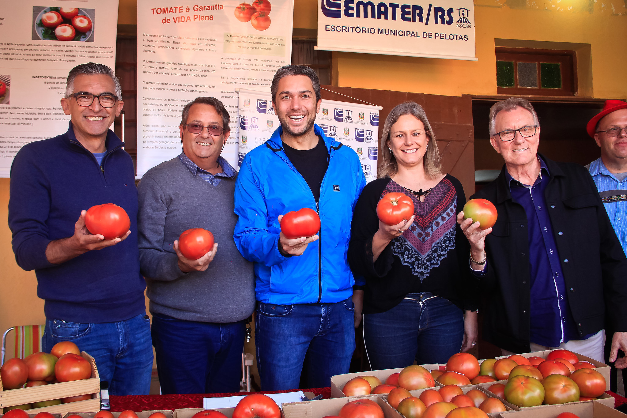 imagem: Paula e Idemar prestigiam Festa do Tomate no 5º distrito