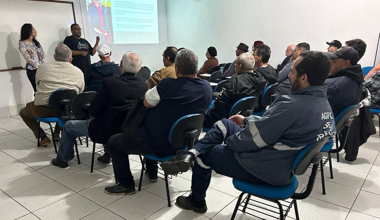 imagem: Taxistas atualizam-se sobre Feira Nacional do Doce, História e Turismo de Pelotas em capacitação.