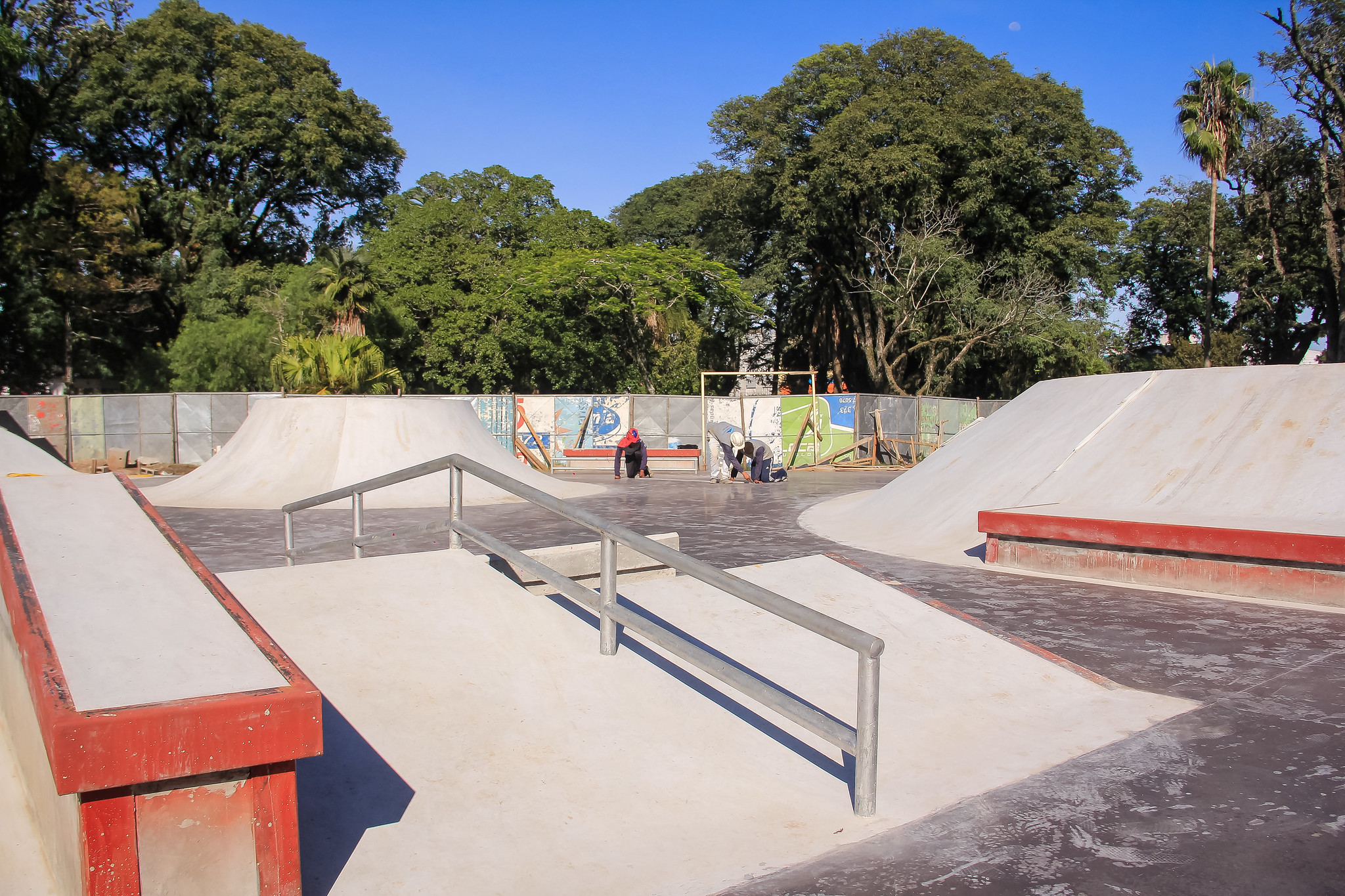 imagem: Etapa de concretagem da pista de skate está em fase final