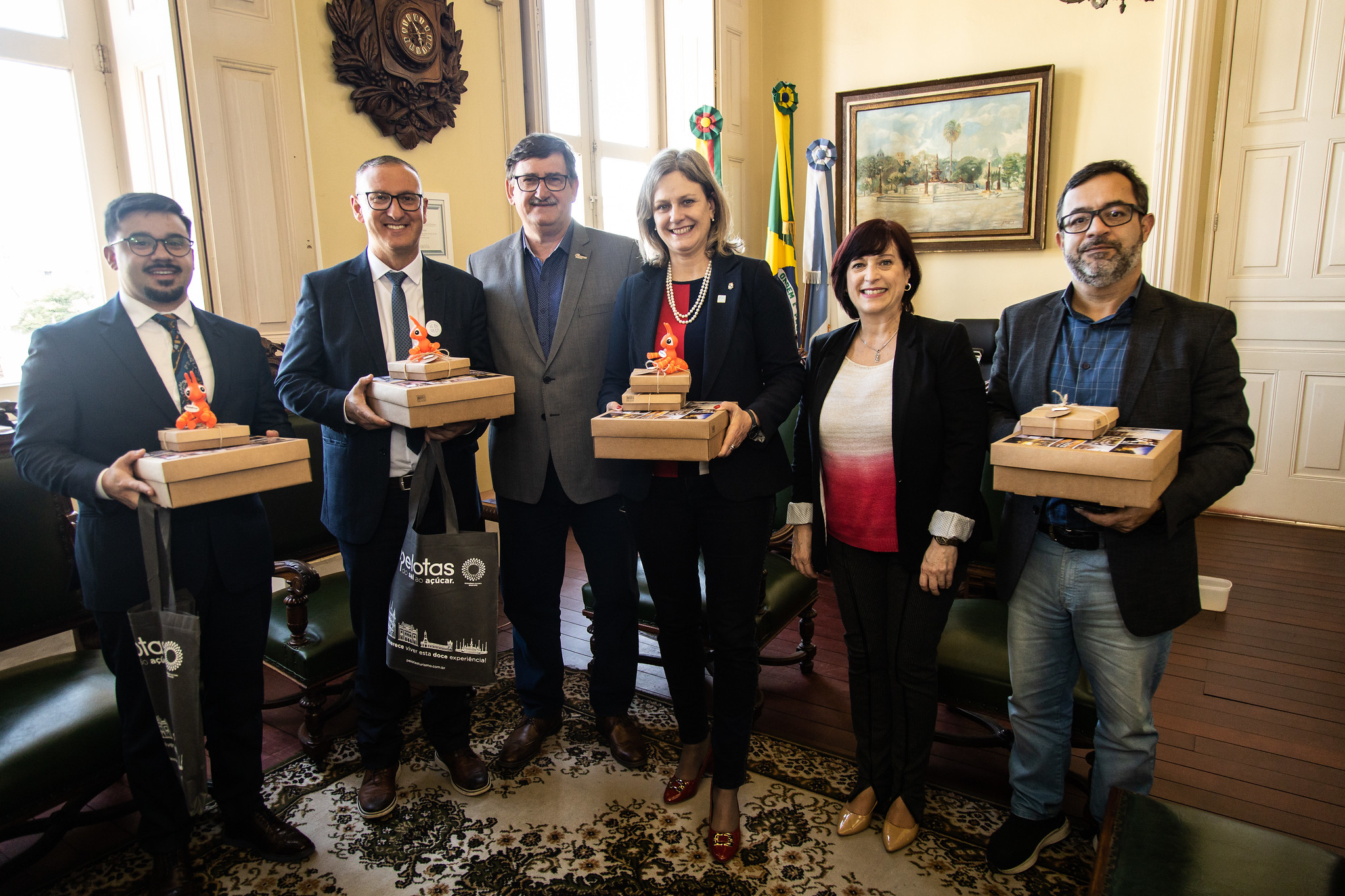 imagem: Prefeita recebe o relatório das atividades turísticas da cidade