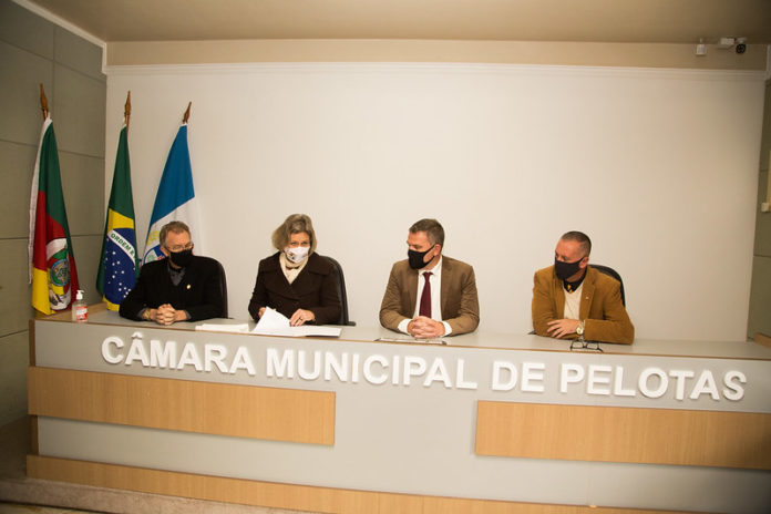 imagem: Prefeita protocola projetos para retomada econômica de Pelotas